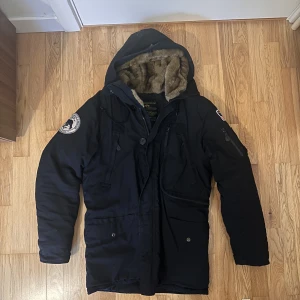 Alpha industries vinterjacka - Varm vinterjacka i storlek S, men passar även M, saknas en knapp men inte något som syns. 