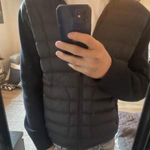 Säljer denna moncler cardigan i storlek S. Nypris ( när jag köpte) 6999kr. Mitt pris 2199kr.