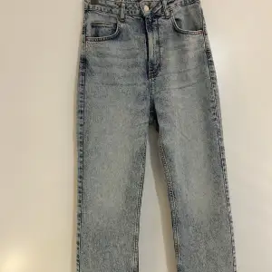 Seljer nästan helt nya jeans passar inte mig har haft på mig dom bara en gång original pris:500kr