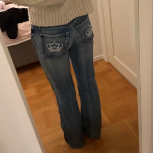 Victoria Beckham jeans - INTRESSEKOLL på mina lågmidjade Victoria Beckham jeans. Strl 29 men både sytt upp och in så passar perfekt en vanlig 36 och är väldigt stretchiga. Jag är 167 cm. Som oanvända. Skriv vad ni är villiga att betala. Fråga gärna för fler bilder eller mått!❤️