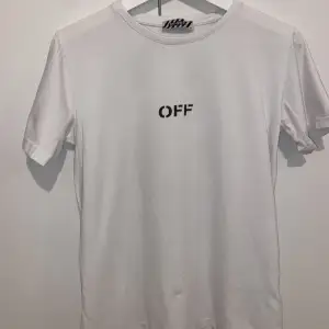 Ej äkta, men bra kvalite. Enkel T-shirt med märket off white. 