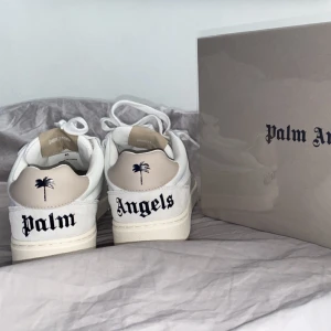 Palm Angels University (39/40) - Köpta på Farfetch för ca 4500kr. Använda max 5 ggr. Mocka och läderskor. Skobox och påse följer med Strl 40 men mer 39 just därför jag säljer dem