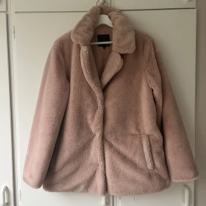 Rosa pälsjacka - Säljer denna rosa pälsjacka som aldrig kommer till använding längre. Den är i använt skick men utan störra skador. Skriv privat om ni har frågor💕