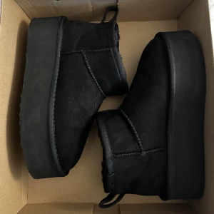 uggs plattform  - Säljer mina oanvända plattform boots från bubbleroom. Bara testat dessa på. Säljer då jag råkade beställa hem dubbletter o hann ej returnera. Dessa är slut i storlek på hemsidan. Nypris 799kr säljer för 500kr❤️ Extremt lika UGGs!!