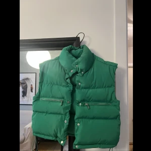 Bombar väst - Kort bombar Väst från new yorker  Storlek s men funkar som M.  använd fåtal gånger  I bra skick 