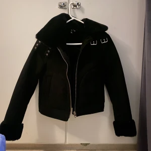 Pälsjacka  - Säljer denna jacka då den inte kommer till använding. Den är som ny. Den har päls vid ärmarna och lite vid halsen. Passar bra till vintern, hösten och våren.