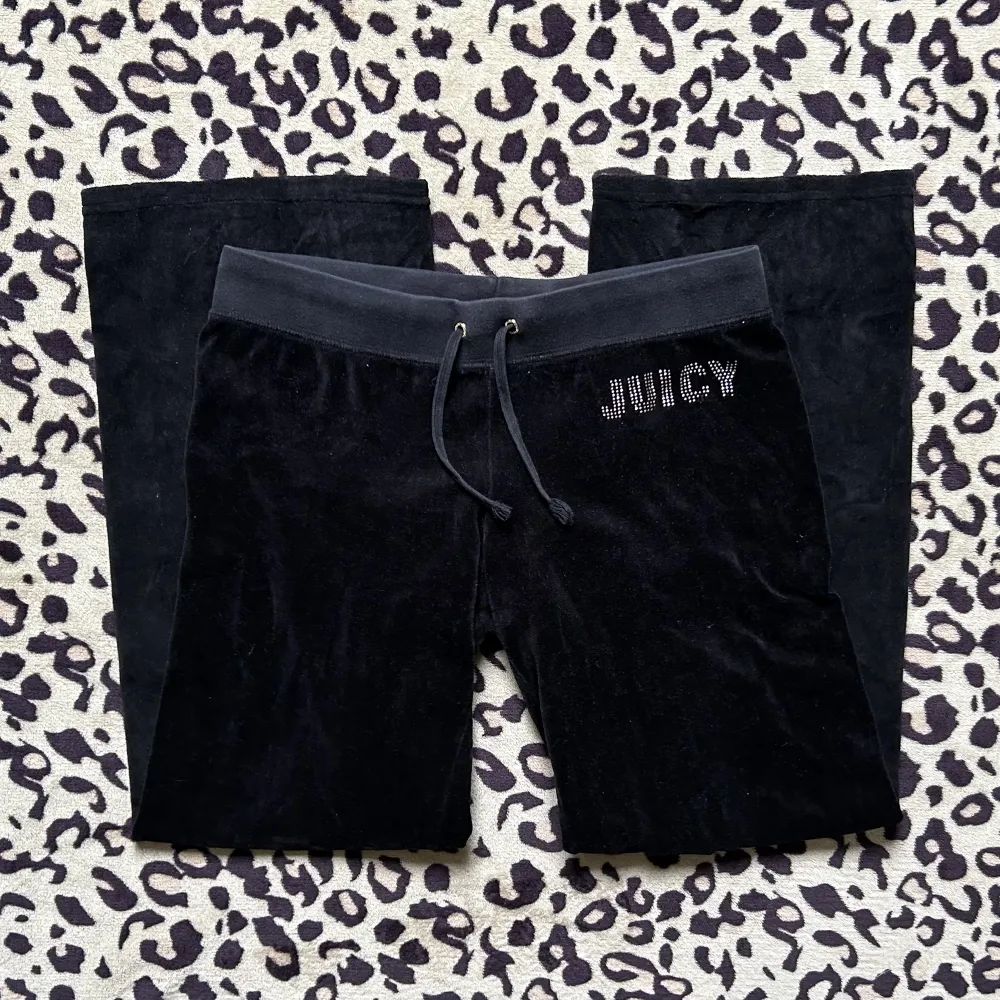 Jättefina vintage Juicy Couture byxor med strass, några stenar har lossnat men annars inga fel🩷  ⚠️Använd gärna köp nu funktionen⚠️. Jeans & Byxor.