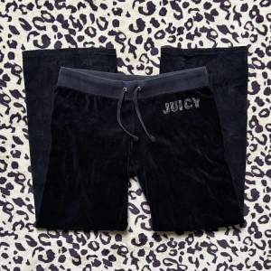 Jättefina vintage Juicy Couture byxor med strass, några stenar har lossnat men annars inga fel🩷  ⚠️Använd gärna köp nu funktionen⚠️