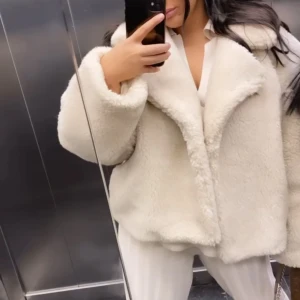 Teddy jacka  - Supersnygg jacka från H&M trend, endast använd ett fåtal gånger, storlek M. 