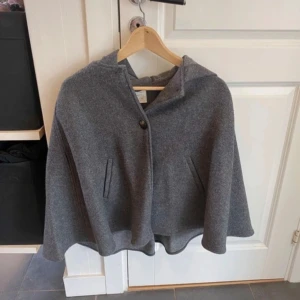 Grå poncho - Grå poncho från Zara i barnstorlek 13/14 år, men passar xs🤗
