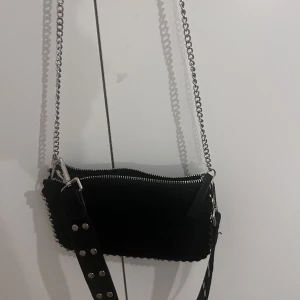 zara väska - säljer en zara väska då jag inte använder väskor mer, nästan ny. använd 3 gånger. tålig. 