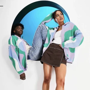 Färgglad kofta från ASOS - En oversized stickad färgglad kofta från ASOS. Knappt använd. 