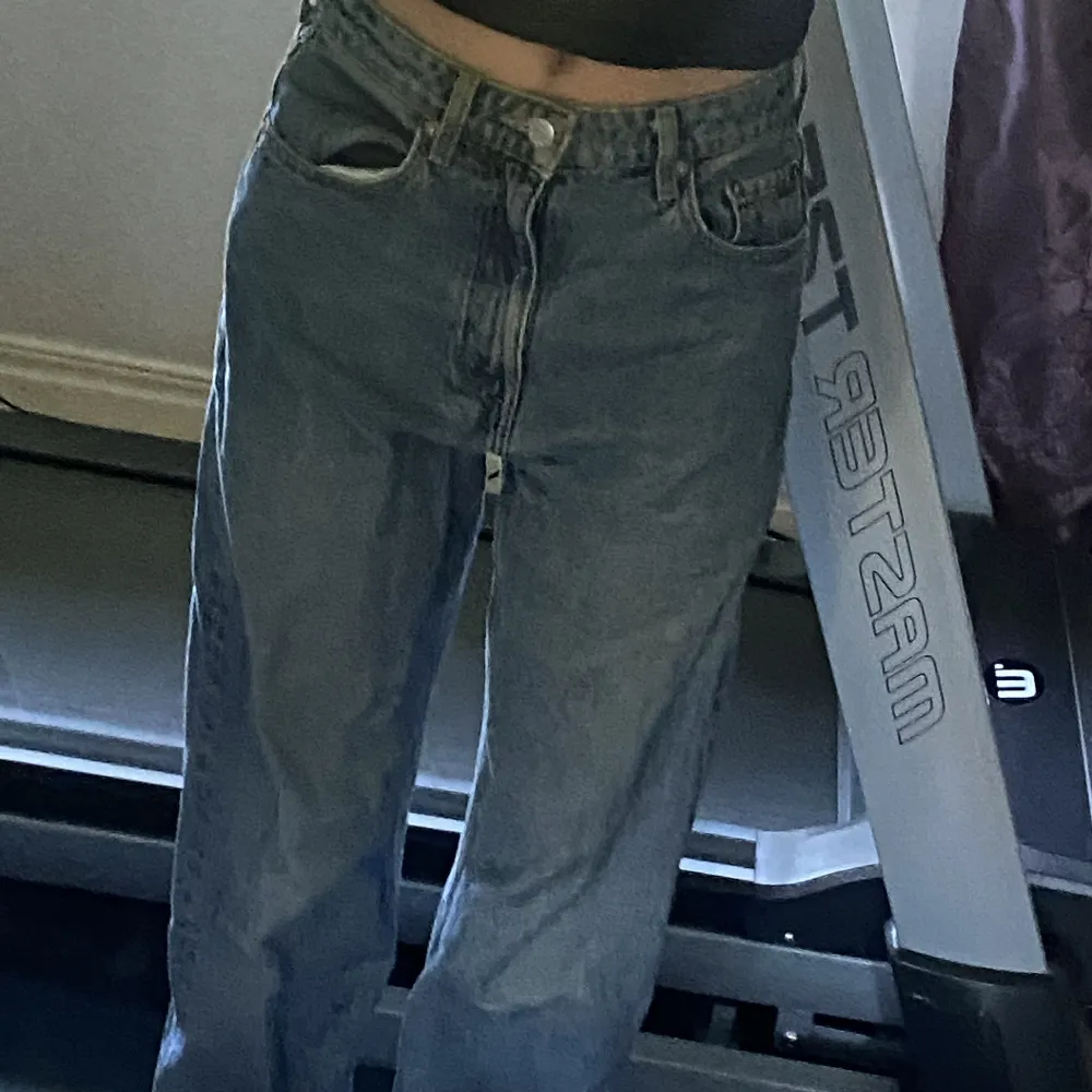 Säljer mina mid-highwaist byxor som är straight leg, använda sparsamt och bara att be om fler bilder! ( jag är 160). Jeans & Byxor.