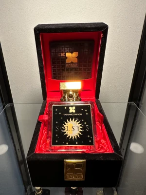 Fragrance Du Bois  - Hej, Säljer en väldigt exklusiv doft från Fragrance Du Bois Nypriset ligger på 4200kr på Notino. Full presentation ingår. 98/100ml Doften är fräsch och håller länge då det är en Extrait De Parfum. 2074kr inkluderat spårbar frakt