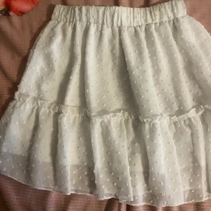 Kjol  - Klassisk vit kjol, väldigt fin o felfri🫶🏼 sparsamt använd! 