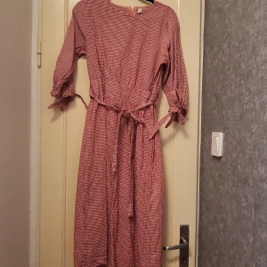 Rutig klänning  - Bara använd någon gång då den är för stor för mig.