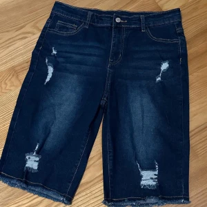 Shorts  - Blåa shorts som ej kommer t användning,  jätte fina