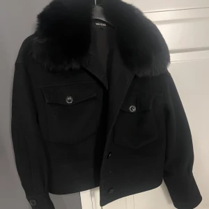 Meotine Charlie jacket - INTRESSEKOLL!!! På min meotine charlie jacket som är helt slutsålt! Skulle gärna vilja byta ut den mot en jacka som är i storlek m/l i svart eller grön💓 kan kanske tänka mig sälja den annars