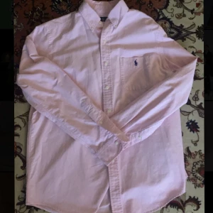 Ralph lauren skjorta  - Rosa Ralph lauren skjorta i storlek M. Säljer då den är för stor för mig
