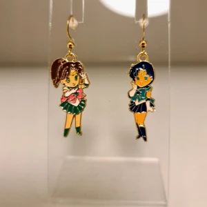 Örhängen kawaii Sailor Mercury and Sailor Jupiter. Sailor Moon. Anime. - Söta örhängen med Sailor Moon tema.  Krokarna är nickelfria. Vid köp går det att ordna med brevpost för 15 kr. Samfraktar. 