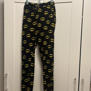 HM Divided batman  - Märkt stl S (oversized) då det passar även storlek 44a. HMs absolut skönaste byxor i historien! Kommer sakna 🤍 2 Fickor Ägt ett gäng och dessa är inte urtvättade alls märkligt nog dock finns defekter: sömnad i grenen (bild 2) samt vid knytbandet (bild 3)