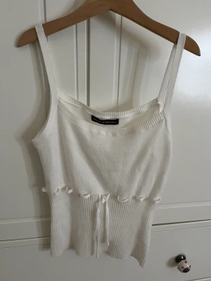 Söt Brandy topp - Jätte gullig kryt topp från brandy Melville i storlek xs-s. Aldrig använt pga att den är lite för genomskinlig för mig. Men annars är den super söt💖