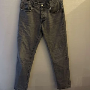 Zara jeans - Riktigt snygga jeans från zara, köptes för ungefär 1 månad sen men har ej kommit till användning så mycket.  Vid frågor osv är de bara att skriva!!