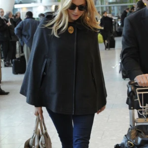 Kappa - En ur snygg fodrad kappa (cape) som är stilren och ursnygg till höst/vinter och senare vår outfits! Älskar den så mycket och man känner sig alltid lyxig i den! Storlek 34/36 men skulle säga  s/m🥰