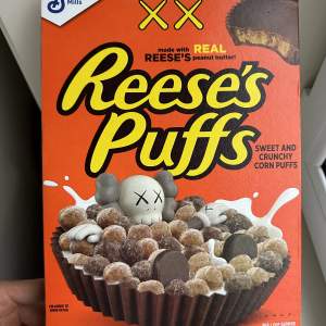 Reeses puffs x kaws cereal box, flingorna följer ej med men det är en riktig cool rumsdekoration som är rare.