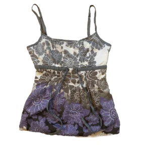 Linne - Fint linne med blommor, sitter som en s och går att knyta över magen🫶kan skicka mer bilder vid efterfrågan!