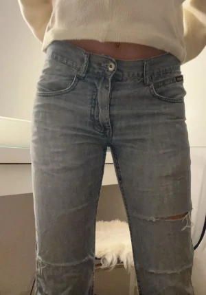 Low waist jeans  - Grymt snygga låg midjade blå/gråa jeans. Säljer för att de börjar bli för korta. Bra skick  Xs short 