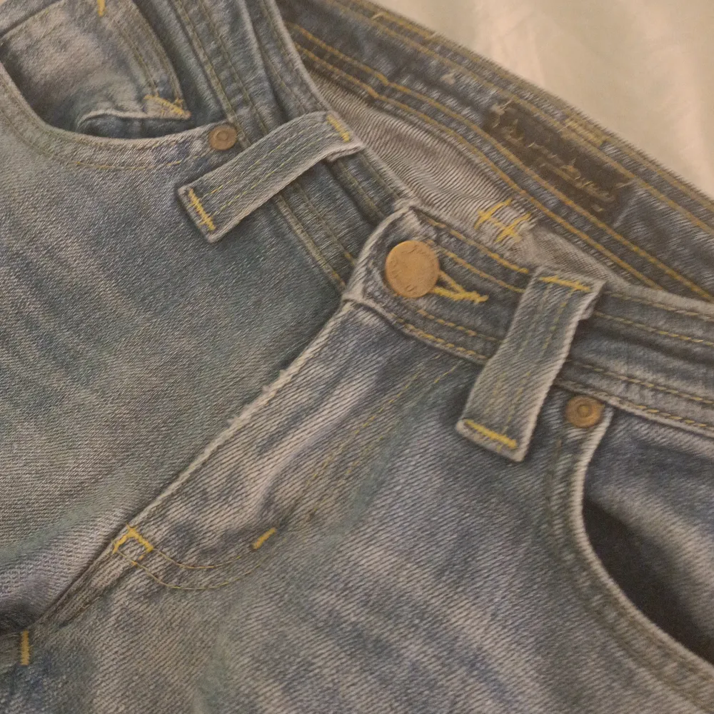 Säljer mina jätte snygga lågmidjade deminbirds jeans för dom tyvärr är för korta för mig. Storlek 25/30 men passar om du har xs. Dom är i bra skick. 🫶🏼. Jeans & Byxor.