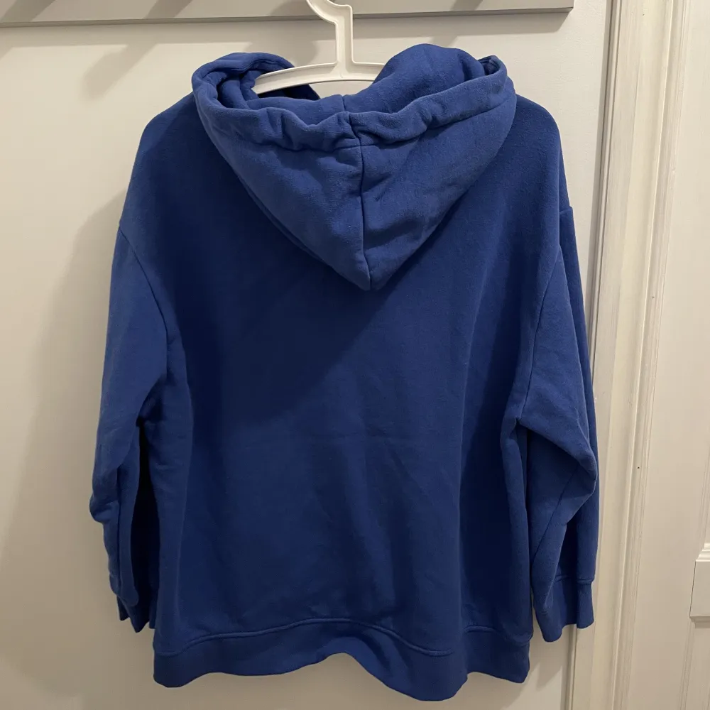 Jättefin lite oversized blå hoodie från Monki, använd ca 3 gånger💕 Nypris 400kr, säljer för 200kr🫶 Skriv för frågor eller bilder!. Hoodies.
