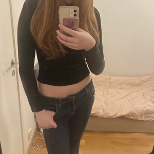 Glittrig tröja - Jätte fin glittrig tröja. Säljer då den är för liten för mig som ofta har storlek s men den är i xs. Om du har några frågor kontakta gärna mig 💕💕