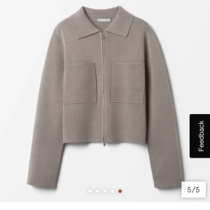 Åhléns kofta/jacka - Nyskick, har klippt av vissa lappar då de klia. I färgen mole mel (grå/beige/brun), storlek Medium. Säljer även i svart