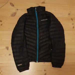 Peak Performance Jacka - Säljer min peak jacka pga för liten. Har små hål som man kan lagga men annars inga fel.