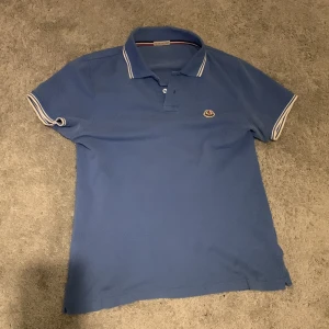 Moncler Piké - Säljer denna Vädligt fina piké tröjan av märket Moncler. Den är självklart äkta och i topp skick. Size S. För mer bilder och frågor är det bara att höra av sig! 