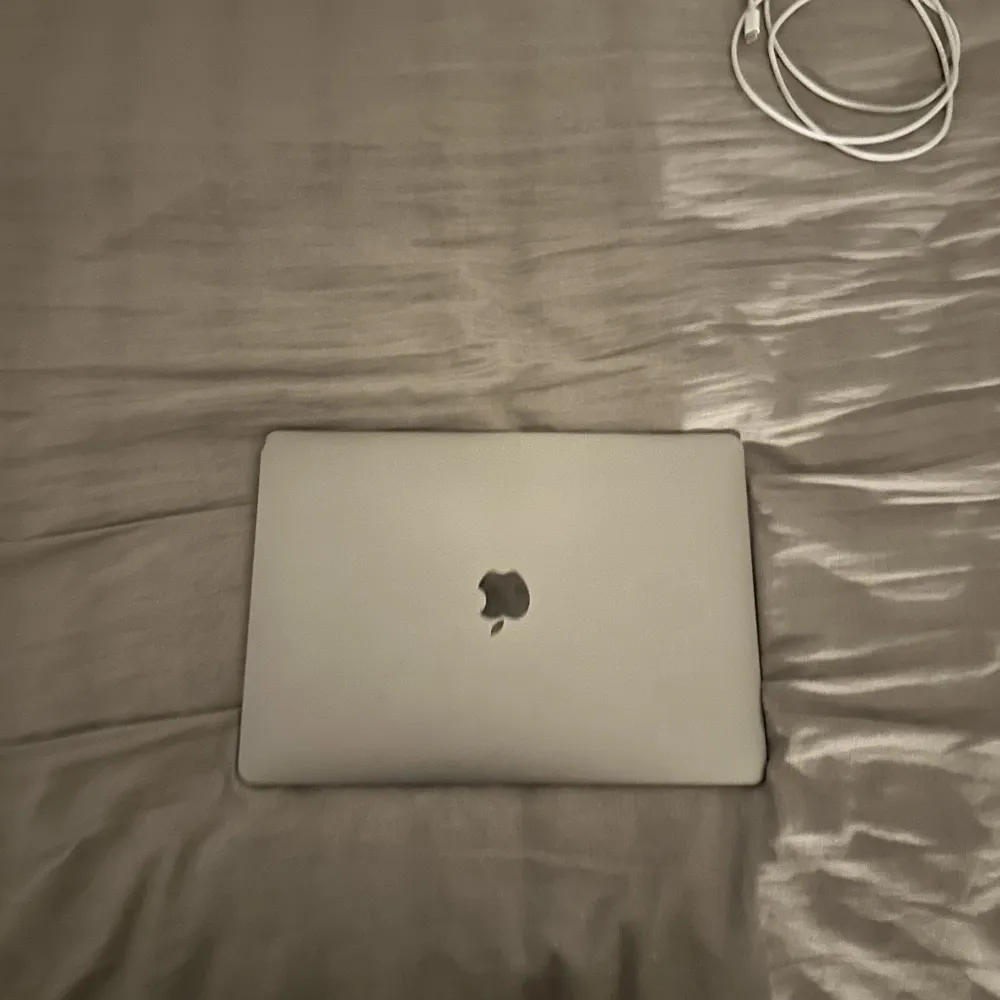 Hej! Säljer min macbook air space grey (2020) pågrund av att jag ej pluggar längre. Inköpt 2021, i nyskick bara använd för studier. Allt fungerar mycket väl, orginal kartong och laddare ingår. Bra batterihälsa. Nypris 12000 kr.. Övrigt.