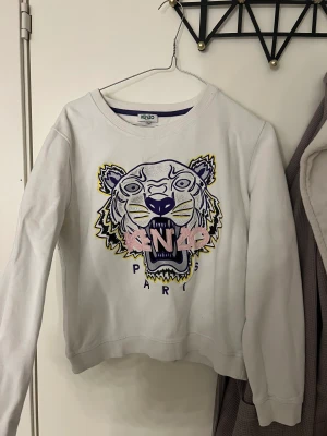 Kenzo tröja - Säljer min kenzo tröja som jag köpte för nått år sedan. I gott skick. Inga slitningar utöver att jag valt att klippa bort storleks lappen 🙄😅 storlek m/s