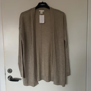 Snygg och enkel kofta - Säljer denna snygga och sköna koftan som har prislapp kvar!