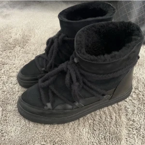 Inuikii skor  - Säljer mina svarta inuikii vinterskor! Kilklacks modellen, lånad bild! Skriv för egna. Bra skick men de kommer ej till användning längre därav säljer jag dem💕ord pris 3099kr. Även öppen för byten!