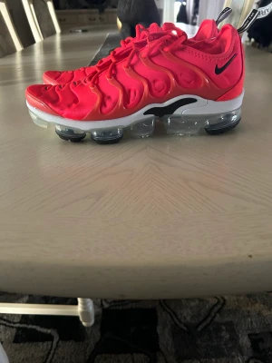 Nike vapormax plus  - Nike vapormax plus röda köpta för 2200kr på miinto kvitto finns Använda Max 3 gånger  Storlek 45
