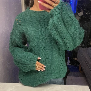 Stickad tröja - Säljer nu min ass mysiga gröna stickade tröja från mango för använder inte den längre 