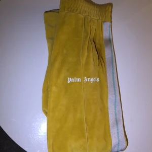 Palm Angels Mustard/Yellow Pants - ”Silkes stripe” , 8/10 små ynka flaws men inget man märker ⭐️ Köpta på illum i Köpenhamn ⭐️ 