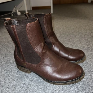 Bruna boots/stövlar - Säljer nu dessa snygga bruna boots/stövlar med klack! Skick: 8/10 🤎