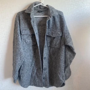 Jacka  - Grå jacka med knappar