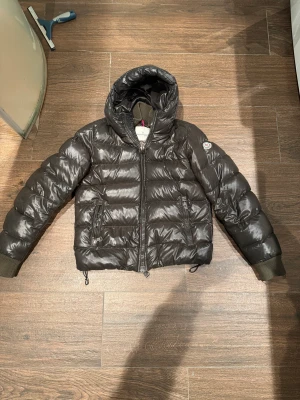 Moncler Aubert down jacket - Säljer nu min jacka pga nyköp  Strlk 2 motsvarar stor S/M Kvitto finns Skick 8/10 Kan frakta Finns i centrala Alingsås   Mvh Daniel G
