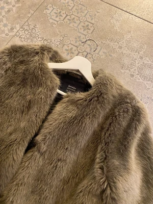 Bershka jacka  - Jättefin jacka från Bershka som inte används längre. Storlek S. Säljer för 250+frakt🫶🏼 Färgen är silvergrå💕