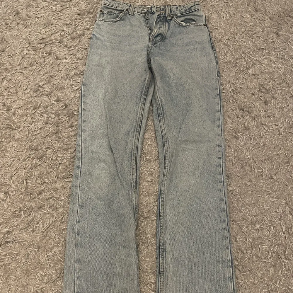 Mid waist jeans från zara i storlek 32. Säljer då de inte kommer till användning längre💕 sitter bra på mig som är ca 158/160. Pris kan diskuteras!🩷. Jeans & Byxor.