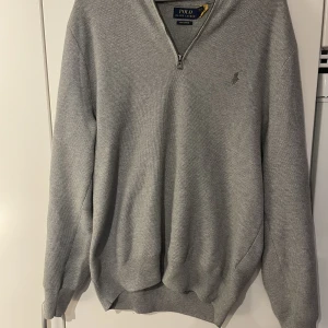 Ralph lauren Zip  - Säljer min Ralph lauren zip.  Tröjan är använd ett fåtal gånger och är i skick som en ny! 